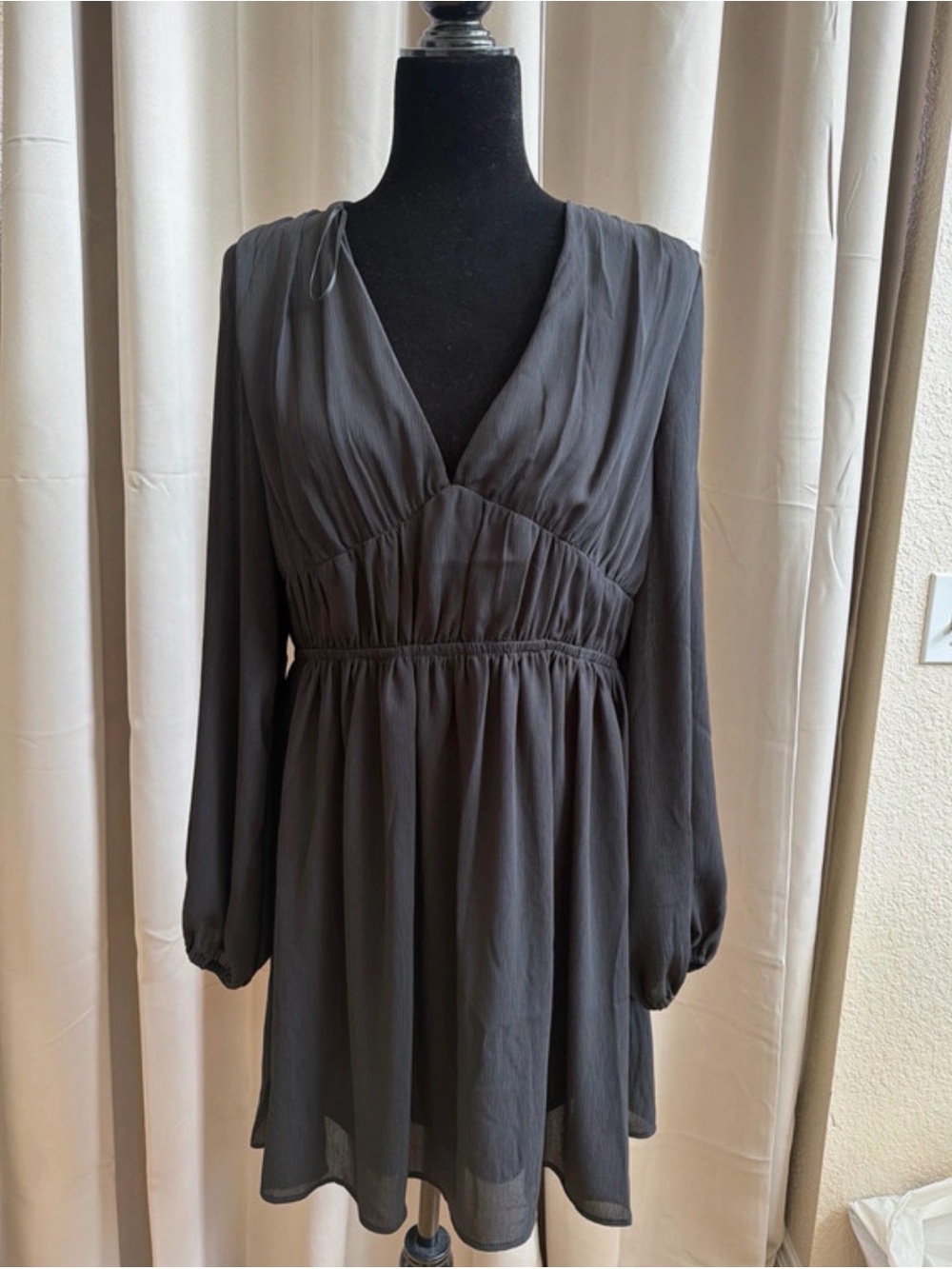 Women's black V-Neck Long Sleeve Dress